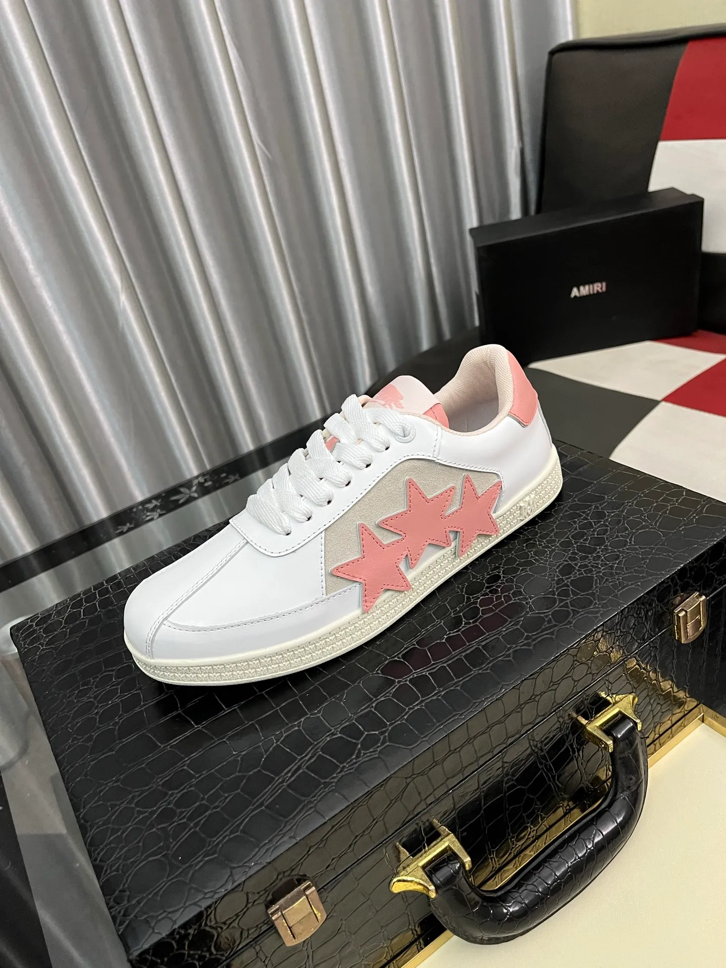 Men's shoes 💰420⌚️⌚️《AMIR*》New men's low-top casual sports sneakers bone shoes, another pair of irresistible bone shoes. Bone shoes are one of AMIRI's most popular items. They use first-layer cowhide uppers. The side bones are made of two cowhide laminations. They have a three-dimensional feel. The leather incisions are all oil-edged. Contrasting color design. Simple style. Fashionable sports. Customized metal LOGO nameplate to embellish shoelaces. Exclusive control of top version. Supports comparison. Breathable mesh lining Original rubber outsole A must-have item for daily leisure Suitable for various occasions Check it out if you pursue high quality Super cool uppers Size: 38-446️⃣ Colors available